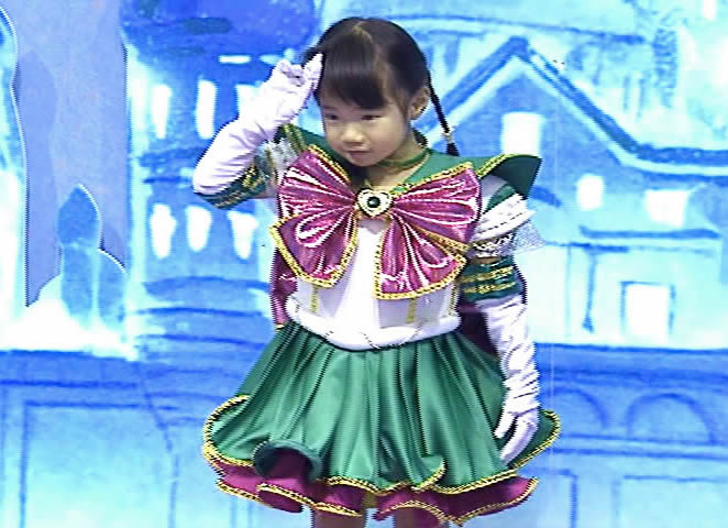 Sailor-Moon 15 photo small girl фотографирует детей в костюмах Сэйлор-воинов