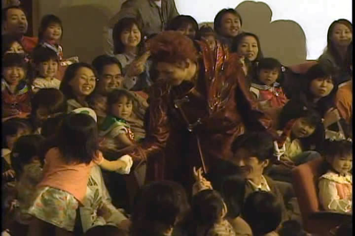 sailormoon live kirari 08 общение с юными японскими зрителями во время представления, рукопожатия