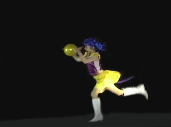 live Sailormoon kirari 11 happy Luna playing with balloon сйэлормун Луна бегает с шариком