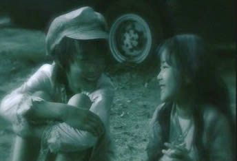Sugizo Soundtrack live Сион и Миса радостно смотрят друг другу в глаза, смотря на выступление уличного театра - японская дорама, лайв фильм, J-Rock, Сугизо
