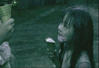 japanese movie 'Soundtrack' 2001 японский полнометражный фильм 'Саундтрек' 2001 - маленькая девочка Миса и он едят мороженое, испачкалась
