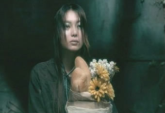 japanese film Soundtrack Sugizo 17 Misa японский фильм Саундтрек (Сугизо) - Миса смотрит на игру скрипки с хлебом и цветами в руках