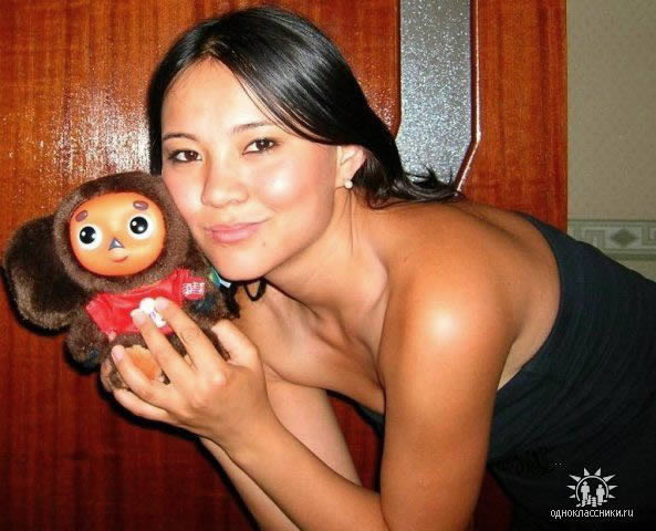 soft toy Cheburashka in girl's hands мягкая игрушка Чебурашка в руках девушки - с сайта Одноклассники.Ру
