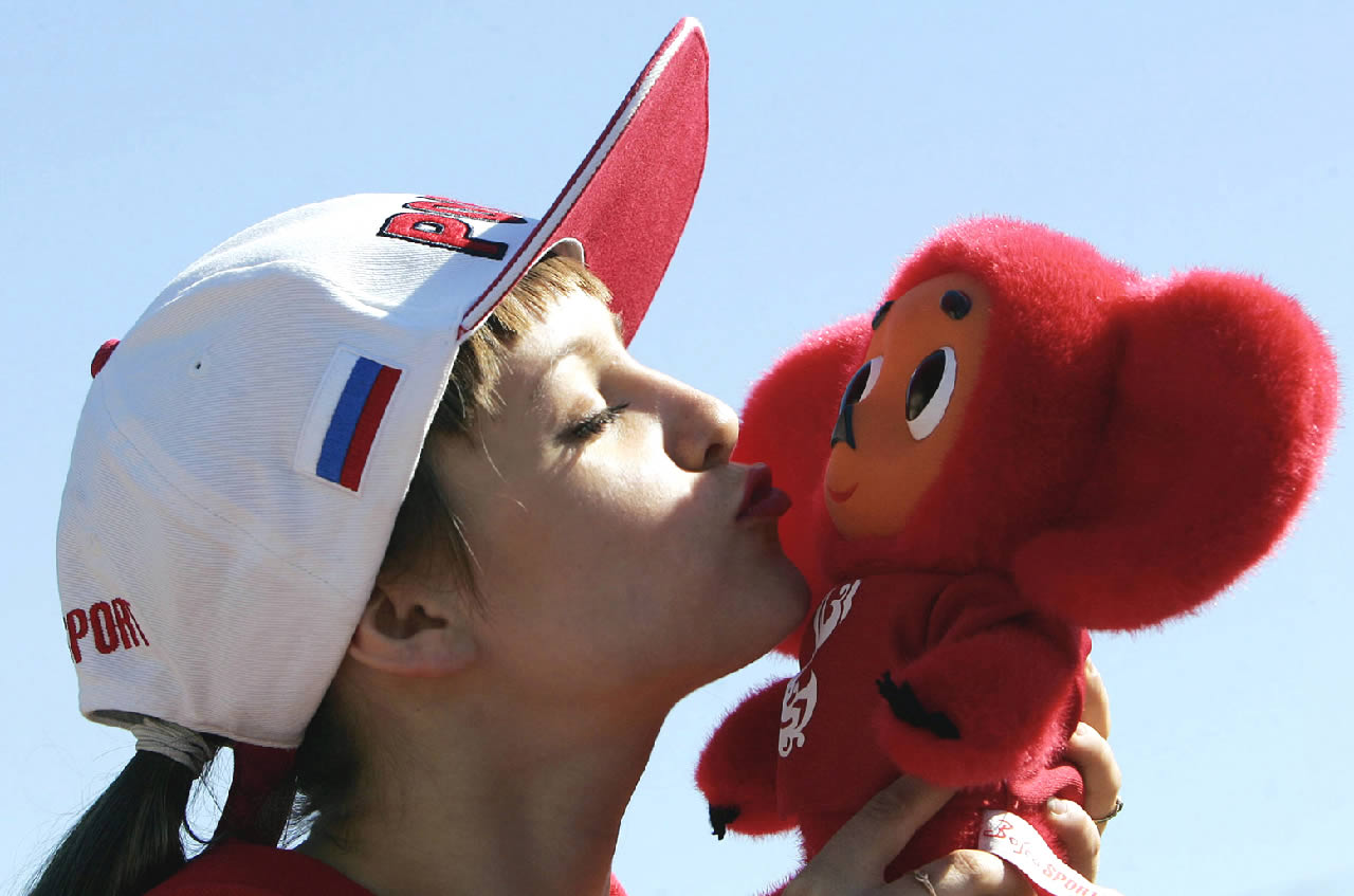 Cheburashka Olympic kiss - Чебурашку целует спортсменка на Олимпийских Играх в Китае, 100 kb
