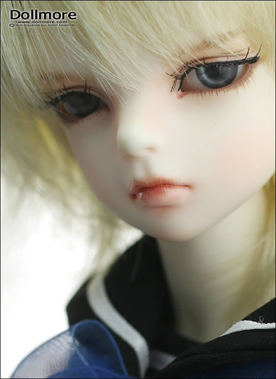 Dollmore 01 фото красивой куклы со светлыми волосами и грустными большими глазами