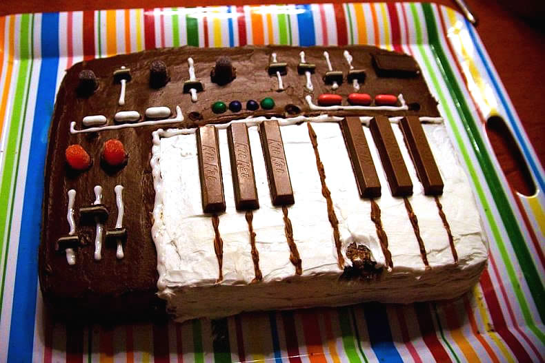 small Piano-cake chocolate - -       Tik-Tak