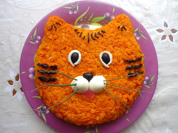 nice cat -  food; съедобная кошка на тарелка: из морковки, яиц, шоколадного драже и перьев лука