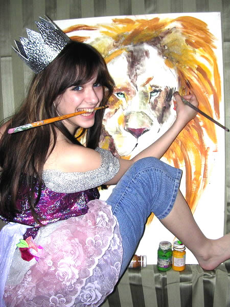 girl painting leo девушка с кистью в зубах и короной на голове рисует льва