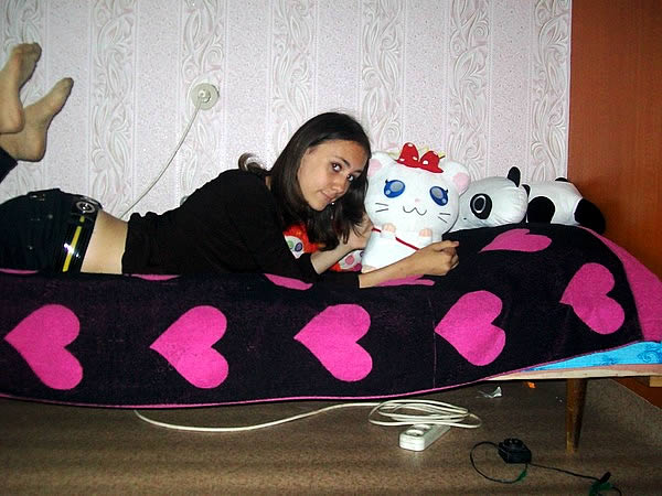 kitty-toy, panda, girl on bed большой мягкий котёнок, панда и девушка на кровати
