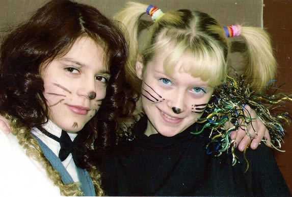 mail.ru cat girls две девушки с нарисованными усиками и носиком