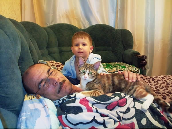 mail.ru cat famaly кошка лечит лёжа на груди