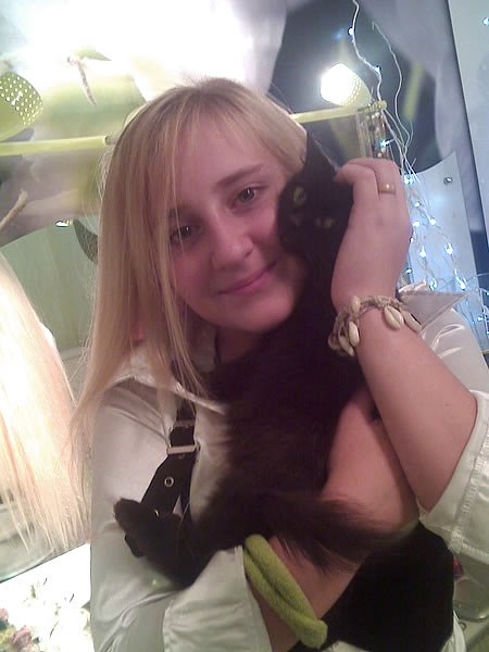 girl embraced with black cat (foto.mail.ru)